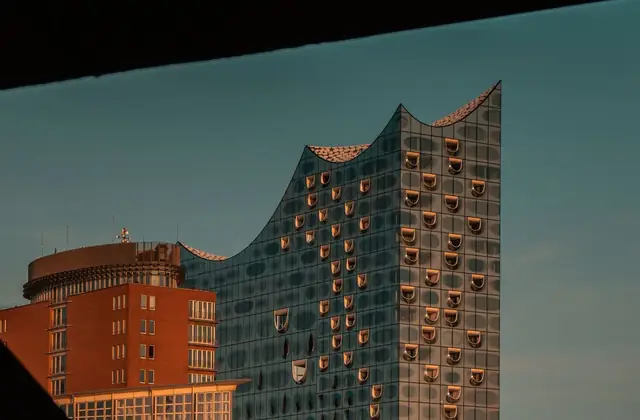 Die Elbphilharmonie in Hamburg im Abendlicht