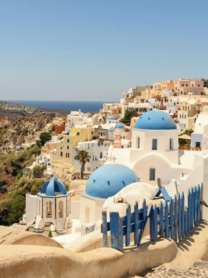 blaue Kuppel in Oia über dem Meer