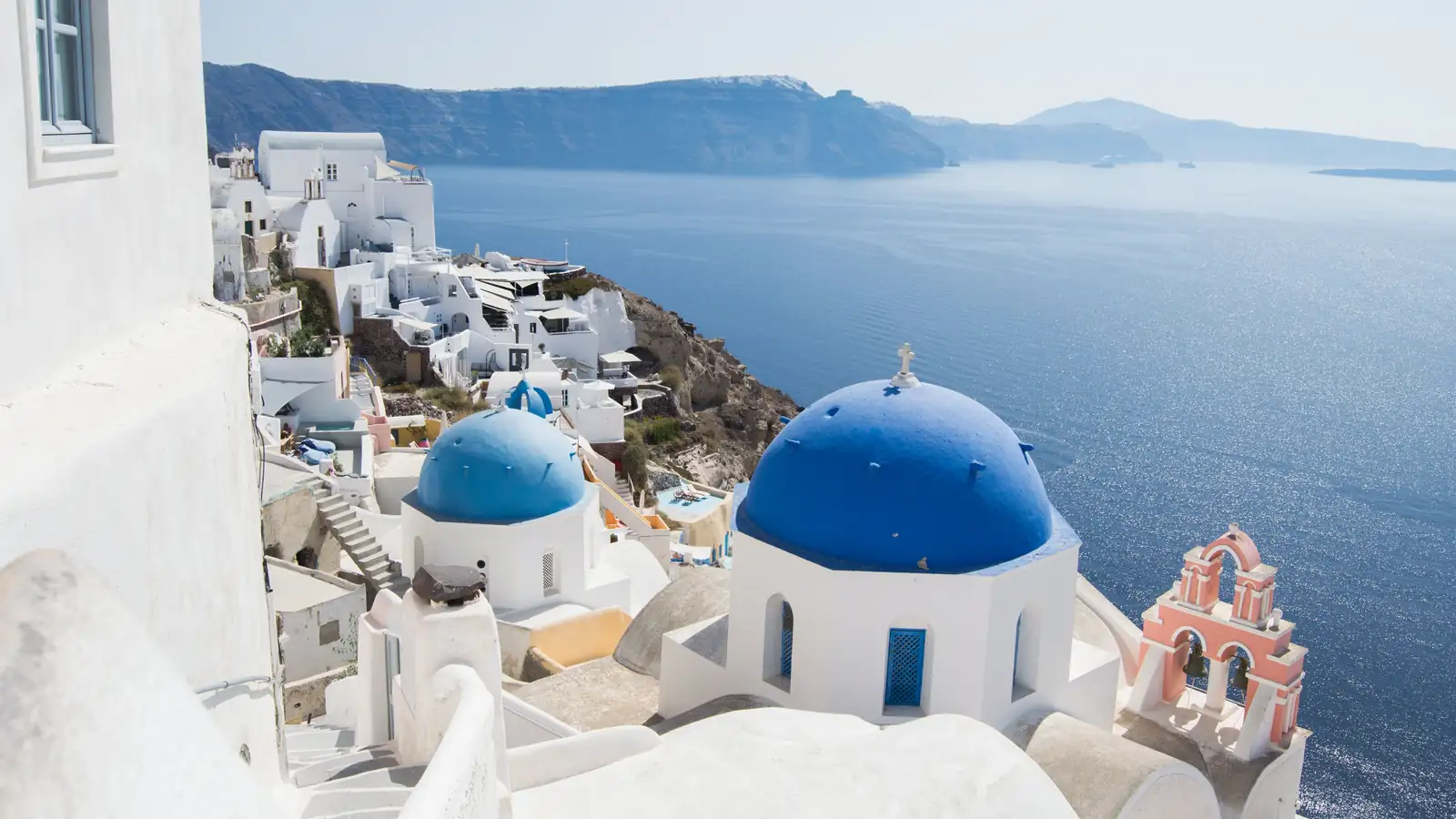 blaue Kuppel in Oia über dem Meer
